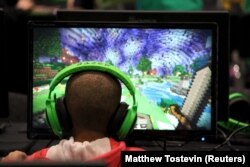 Un copil se joacă jocul video Minecraft.
