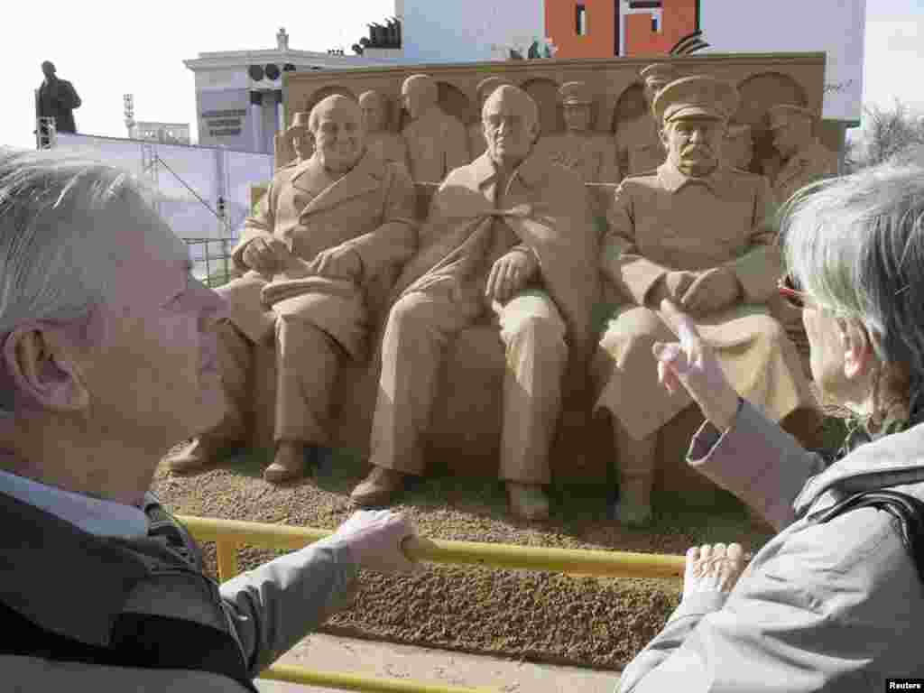 Масква. Падрыхтоўка да 9 траўня. - Скульптура з пяску былога прэм'ер-міністра Вялікабрытаніі Ўінстана Чэрчыля, прэзыдэнта ЗША Франкліна Дэлана Рузвелта і савецкага дыктатара Іосіфа Сталіна на Ялцінскай канфэрэнцыі. 