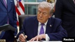 Președintele SUA, Donald Trump, semnează un decret prezidențial în Biroul Oval al Casei Albe joi, 11 decembrie. 