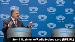 Петр Порошенко 14-апрелде сахнаны жалгыз ээледи.