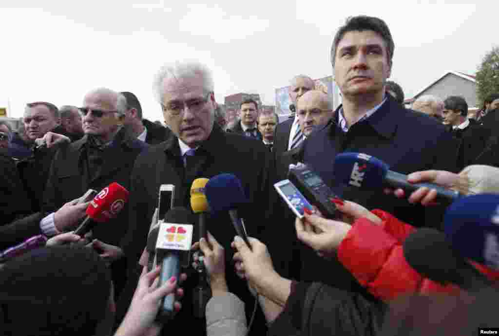 Hrvatski predsjednik i premijer, Ivo Josipović i Zoran Milanović, Vukovar, 18. novembar 2013. Foto: Reuters / Antonio Bronić 