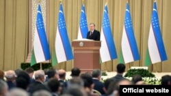 O‘zbekiston prezidenti Shavkat Mirziyoyev parlamentga murojaat qilmoqda - Toshkent, 2020 - yil 29 - dekabri (president.uz fotosi)