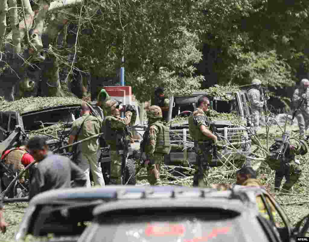 Avganistan - NATO vojnici na mestu gde je eksplodirala automobil-bomba. Cilj je bila američka ambasada, koja se nalazi blizu sedišta NATO-a u Kabulu, 15. avgust