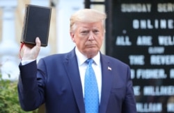 Президент Трамп на фоне церкви Святого Иоанна около Белого дома на следующий день после поджога церкви 1 июня 2020 года