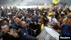 Etirazçılar Belemdə BMT-nin İqlim Dəyişikliyi Konfransının (COP30) keçirildiyi yerə daxil olurlar