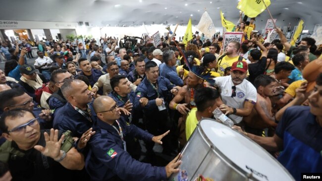 Etirazçılar Belemdə BMT-nin İqlim Dəyişikliyi Konfransının (COP30) keçirildiyi yerə daxil olurlar