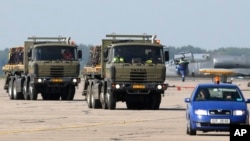 Tatra kamioni na aerodromu u Pardubicama, fotografija iz arhive
