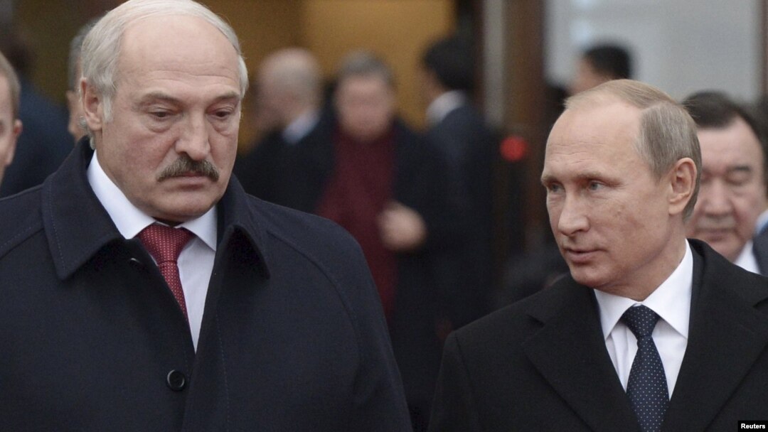 Александр Лукашенко и Владимир Путин во время встречи в Казахстане 16 октября
