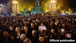 Armenia - Armenians attend a candlelight vigil held in Yerevan's France Square for victims of terrorist attacks in Paris, 14Nov2015.