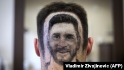 Serbia — huligan, membru al unei grupări ultranaționaliste, cu portretul fotbalistului Lionel Messi tatuat pe ceafă. Novi Sad, 10 iunie, 2018.