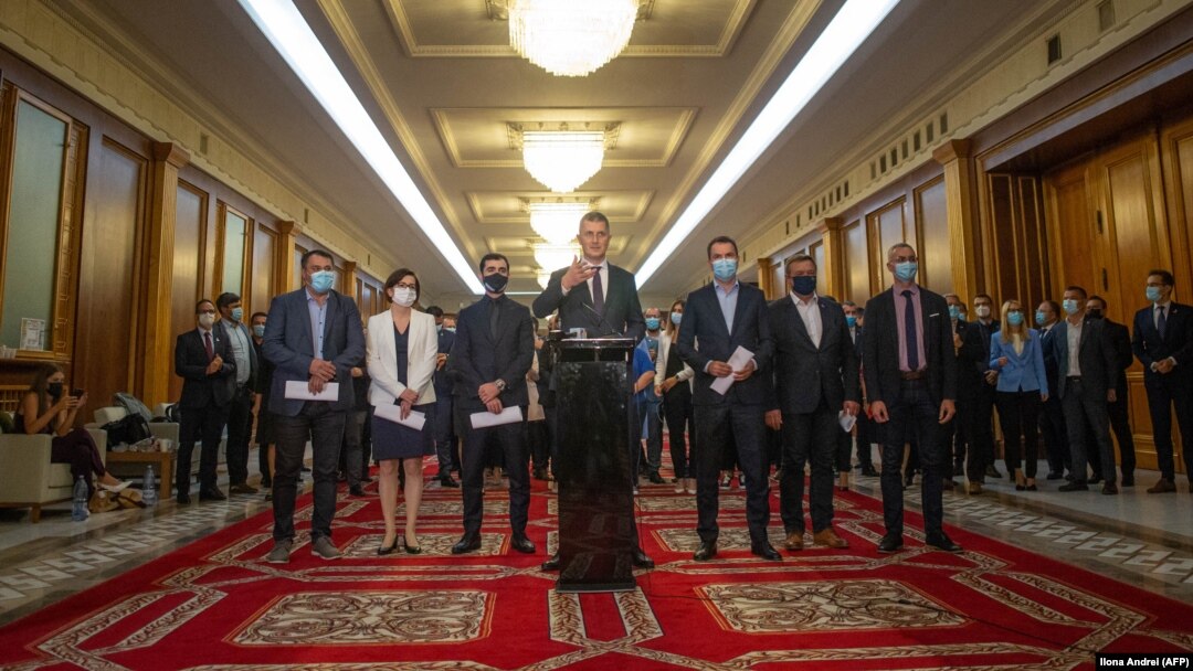 Miniștrii USR PLUS, alături de vicepremierul Dan Barna, și-au anunțat demisia din funcție pe holul Parlamentului. 