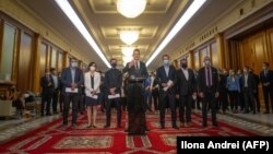 Miniștrii USR PLUS, alături de vicepremierul Dan Barna, și-au anunțat demisia din funcție pe holul Parlamentului. 