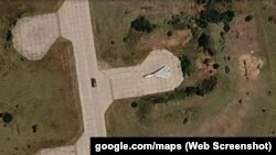 Російський фронтовий бомбардувальник Су-24М на стоянці на аеродромі «Гвардійське», червень 2024 року. Скриншот супутникової мапи Google