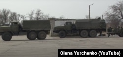 Российские военные на паромной переправе в Керчи. Крым, 28 февраля 2014 года