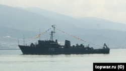 Тральщик «Валентин Пикуль» в бухте Новороссийска в 2018 году