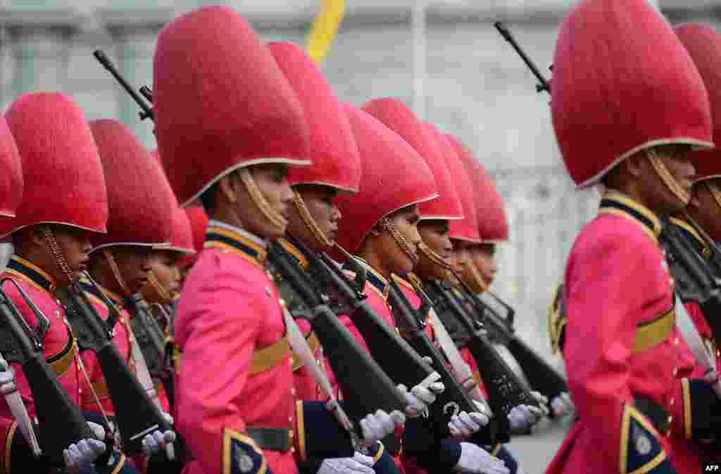 Parada gărzilor regale tailandeze, &icirc;nainte de discursul regelui Bhumibol Adulyadej, Sala Tronului Anantasamakom din cartierul istoric al oraşului Bangkok. Zeci de mii de tailandezi s-au adunat să asculte un rar discurs al regelui, care la cei 85 de ani &icirc;mpliniţi este şi cel mai longeviv monarh din lume. (AFP PHOTO / Christophe Archambault)