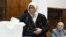 Ауғанстанда 2009 жылы өткен сайлаудағы символдардың бірін ұстап тұрған азамат. (Көрнекі сурет) 