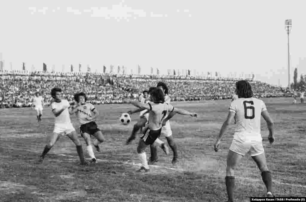A match between Tashkent's Pakhtakor and a team from Turakurgan in 1978.Amid a thriving domestic football scene, the country was left reeling after an August 1979 plane crash in which the entire first-team squad of Tashkent’s Pakhtakor team (seen here in striped shorts) was killed.