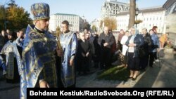 Літургію провели біля Стіни пам’яті на мурі Михайлівського золотоверхого монастиря