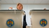Žena glasa tokom parlamentarnih izbora u Kišinjevu, Moldavija, 28. septembra 2025. godine.