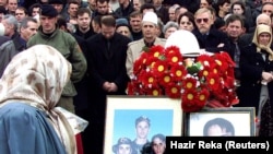 Fotografi e marrë nga ceremonia e rivarrosjes së vëllezërve Bytyqi të vrarë në vitin 1999.