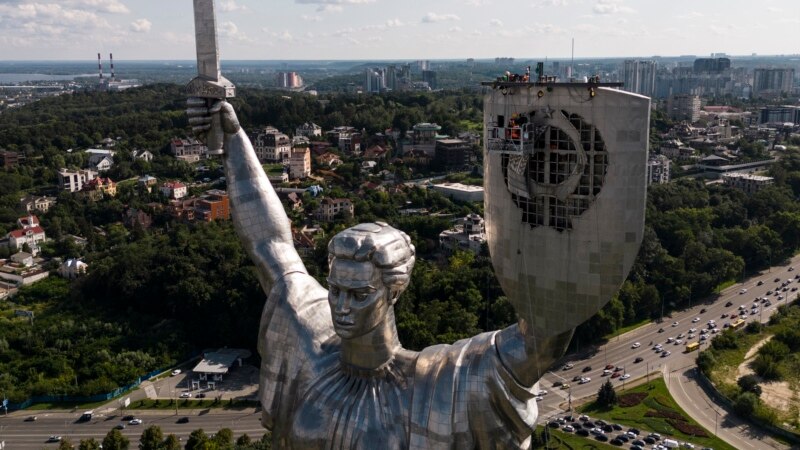 Uklonjeni srp i čekić sa spomenika Domovini u Kijevu