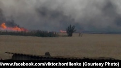 Пшеничне поле горить через російську атаку. Херсонщина, 1 липня 2026 року 