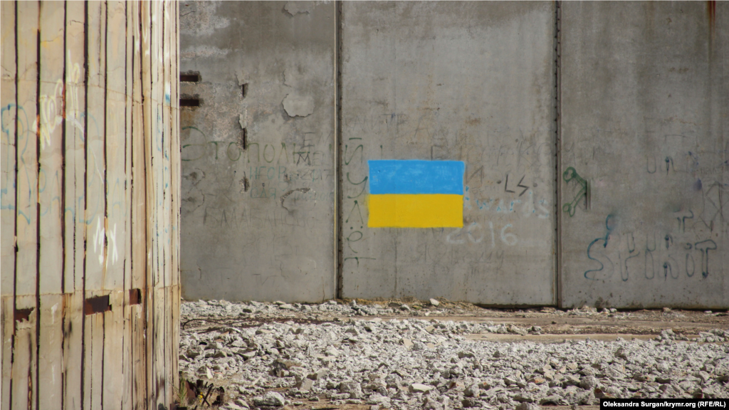 2019 рік. Український прапор на даху недобудованого реактора в місті Щолкіне. Невдовзі після того, як було зроблено це фото, прапор був зафарбований. Про це кореспонденту Крим.Реалії повідомили місцеві жителі