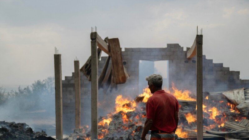 V Kosovu izbruhnilo več kot 100 požarov, en gasilec poškodovan