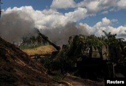 Українські військові ведуть вогонь з американської самохідної 155-мм гаубиці М109 поблизу Куп’янська, 19 липня 2023 року