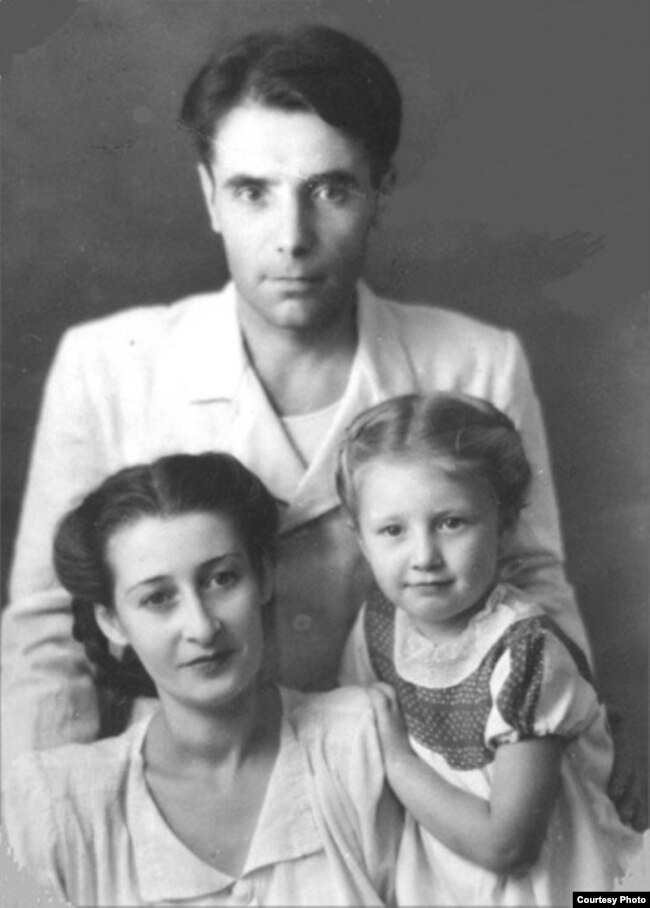 Фатьма Аметова и Шамиль Алядин с дочерью Дилярой. Из архива Лейли Алядиновой