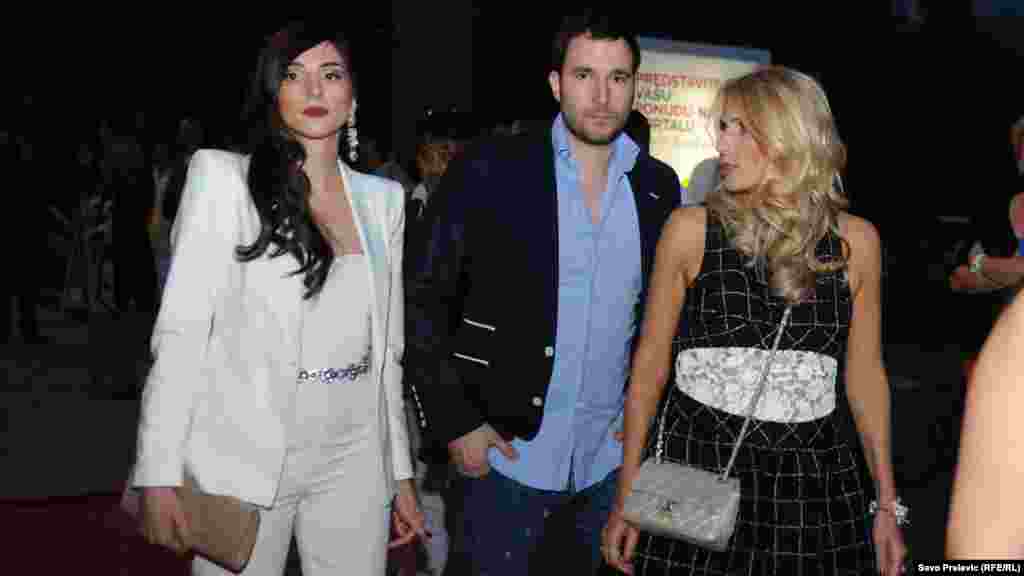 Đukanović Lidija i Blažo sa djevojkom