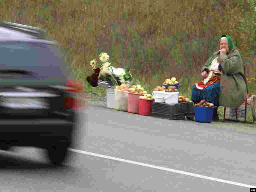 Rusija - Kako preživjeti - Ova penzionerka prodajom vlastitih proizvoda pokušava da poveća svoja primanja, na ulicama Moskve. Socijalna penzija u Moskvi iznosi 96 eura a lokalni statistički uredi kažu da za preživljavanje treba - 113 eura. 