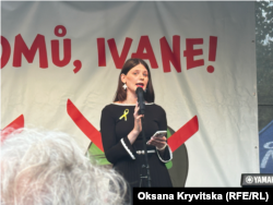 Украинская активистка Анна Абрамчук выступает на акции «Иван, иди домой!», посвященной 58-й годовщине вторжения войск Варшавского договора в Чехословакию