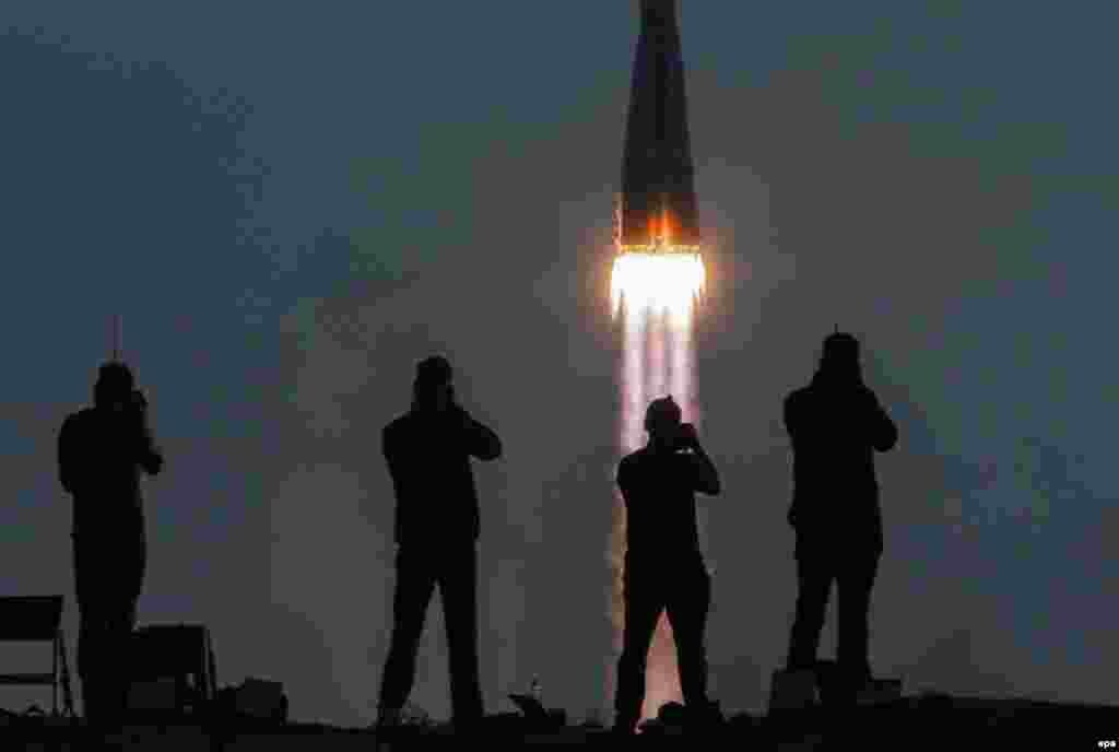 Photographers take pictures as a Russian Soyuz spacecraft blasts off from Kazakhstan&#39;s Baikonur cosmodrome, heading for the International Space Station (ISS). (epa/Sergei Ilnitsky)&nbsp;