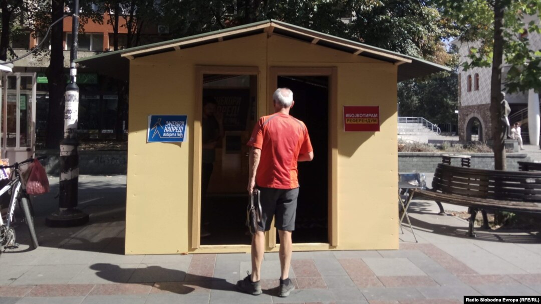 Маж стои пред монтажна куќа што е дел од кампањата „ЗА“ референдум
