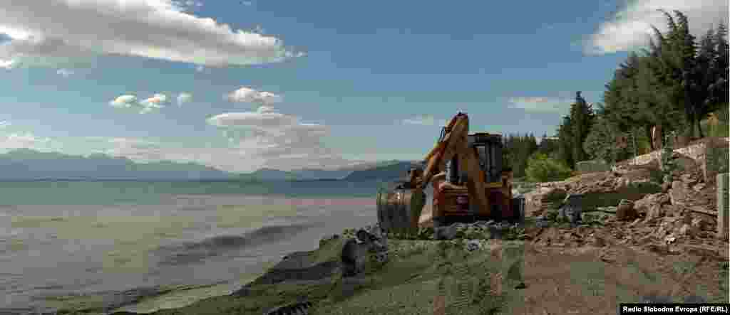 МАКЕДОНИЈА - Дадениот рок треба да се искористи за итно делување и подобро менаџирање, вели постојаниот координатор на Обединетите нации во Македонија, Росана Дуџак, по одлуката на УНЕСКО за Охридскиот регион. Меѓународното тело одлучи Охрид да не биде ставен на Листата светски културни и природни богатства во опасност, а следните две години треба да ги исполни зададените обврски.