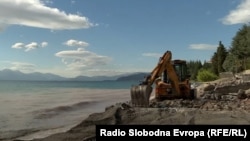 Багер отстранува нелагално изграден објект на брегот на Охридското Езеро кај туристичкото место Лагадин. Градоначалникот на Охрид Георгиевски вели дека се посветени на имплементација на препораките на УНЕСКО. Архивска фотографија од 15.06.2021