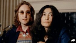 John Lennon i Yoko Ono na pres-konferenciji u New Yorku, SAD (2. mart 1973.)
