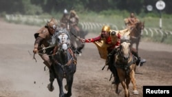 Кўчманчилар ўйинларида "Қиз қувди" мусобақаси.