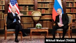 Джо Байден (слева) и Владимир Путин в Женеве, 16 июня 2021 года