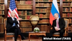 جو بایدن رئیس جمهوری ایالات متحده امریکا (چپ) با همتای روسی‌اش ولادیمیر پوتین در ژینو. 