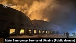 Пажар на складзе пад Кіевам пасьля атакі расейскага дрона, 7 лютага 2026 году