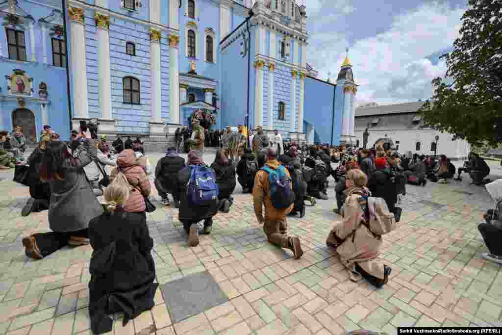 Провести в останню путь загиблу військову прийшли рідні, побратими та друзі