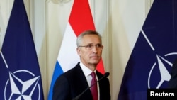 Jens Stoltenberg sajtótájékoztatója Hágában 2022. november 14-én