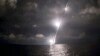 Interkontinentális ballisztikus rakétát indítanak az orosz haditengerészet Vlagyimir Monomak atomtengeralattjárójáról az Ohotszki-tengeren, 2020. december 12.