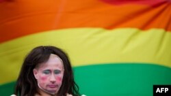 Lutka sa likom Vladimira Putina sa LGBT zastavom tokom protesta u Londonu, avgust 2013.