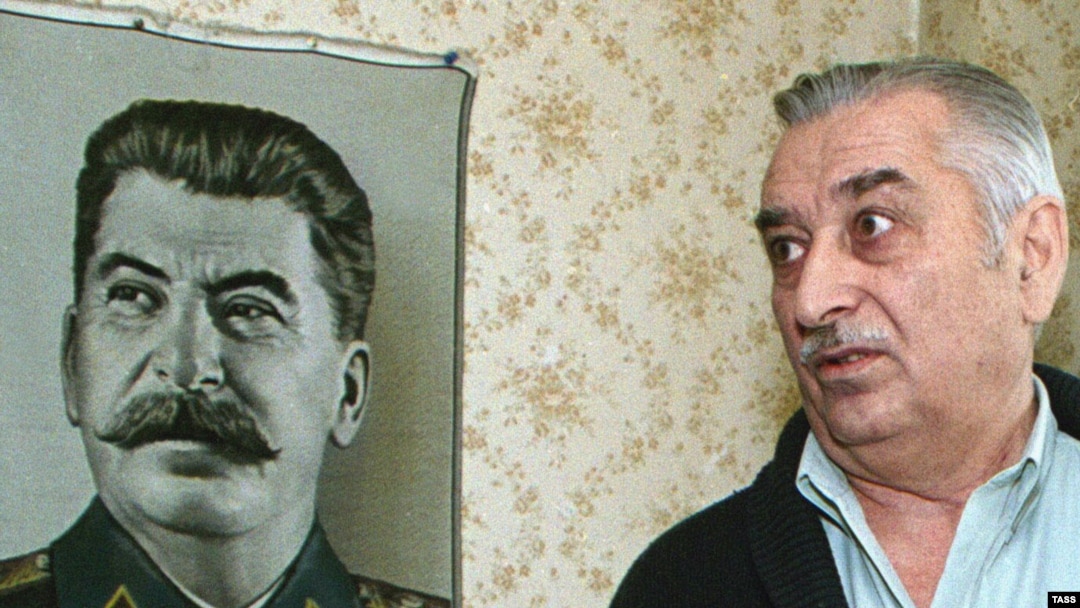 Истец Евгений Джугашвили (справа)