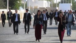 “Iş bar, ýöne para soraýarlar”