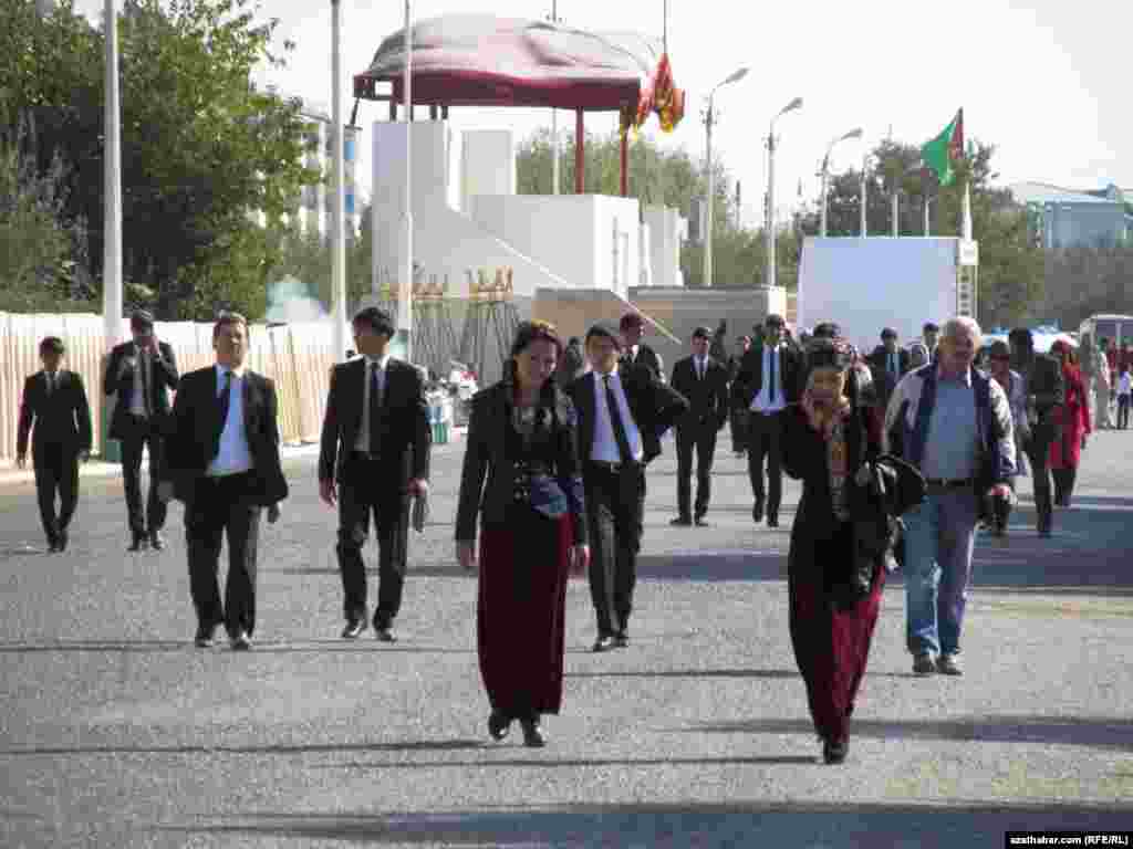 Çäreden dolanyp barýan ýaşlar